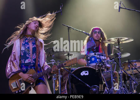 (180814) -- Budapest, 14 août 2018 (Xinhua) -- La chanteuse Cato van Dijck (L) et son frère batteur Joost van Dijck effectuer avec leur Dutch-New groupe Mon bébé lors de leur concert à l'A38 la scène du festival Sziget, qui a eu lieu à Budapest, Hongrie, le 13 août 2018. (Xinhua/Volgyi Attila) (GJ) Banque D'Images