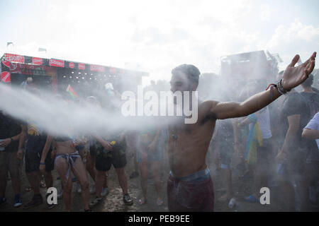 (180814) -- Budapest, 14 août 2018 (Xinhua) -- Revelers refroidir dans un jet d'eau comme ils parti de la chaleur record en face de la scène principale au Sziget Festival tenu à Budapest, Hongrie, le 13 août 2018. (Xinhua/Volgyi Attila) (GJ) Banque D'Images