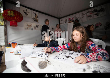 Sao Paulo, Brésil. Août 12, 2018. Enfants de dessiner les peintures chinoises pendant le Festival de l'immigration chinoise à Parque Aclimacao à Sao Paulo, Brésil, le 12 août 2018. La plus grande ville du Brésil, Sao Paulo a célébré la fête de l'immigration chinoise au cours du week-end, à l'un des chefs de file du pays, parcs, Parque Aclimacao. Crédit : Li Ming/Xinhua/Alamy Live News Banque D'Images