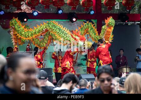 Sao Paulo, Brésil. Août 12, 2018. Les gens font la danse du dragon lors de la fête de l'immigration chinoise à Parque Aclimacao à Sao Paulo, Brésil, le 12 août 2018. La plus grande ville du Brésil, Sao Paulo a célébré la fête de l'immigration chinoise au cours du week-end, à l'un des chefs de file du pays, parcs, Parque Aclimacao. Crédit : Li Ming/Xinhua/Alamy Live News Banque D'Images