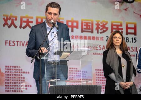 Sao Paulo, Brésil. Août 12, 2018. Fausto Pinato (L), député fédéral et chef du Front parlementaire, Brazil-China traite de la fête de l'immigration chinoise à Parque Aclimacao à Sao Paulo, Brésil, le 12 août 2018. La plus grande ville du Brésil, Sao Paulo a célébré la fête de l'immigration chinoise au cours du week-end, à l'un des chefs de file du pays, parcs, Parque Aclimacao. Crédit : Li Ming/Xinhua/Alamy Live News Banque D'Images