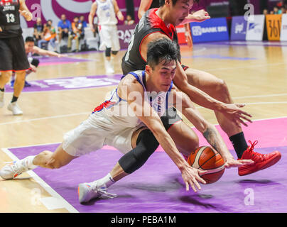 (180814) -- JAKARTA, 14 août 2018 (Xinhua) -- Liu Cheng (L), du Taipei chinois fait concurrence au cours de la Men's basketball 5x5 match du groupe C entre Taiwan et le Japon aux Jeux asiatiques 2018 à Jakarta, Indonésie, le 14 août, 2018. Le Taipei chinois a gagné 71-65. (Xinhua/Ding Ting) Banque D'Images