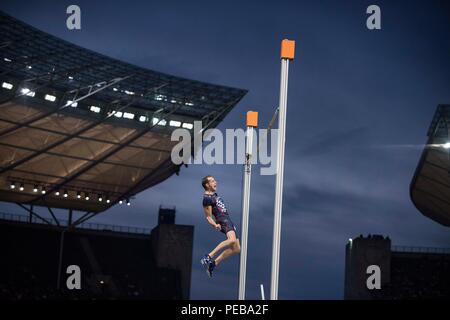 Jubilation Renaud Lavillenie (FRA / 3ème place) dans l'air. Perche finale des hommes, le 12.08.2018 Championnats d'Europe d'athlétisme 2018 à Berlin / Allemagne à partir de 06.08. - 12.08.2018. Dans le monde d'utilisation | Banque D'Images