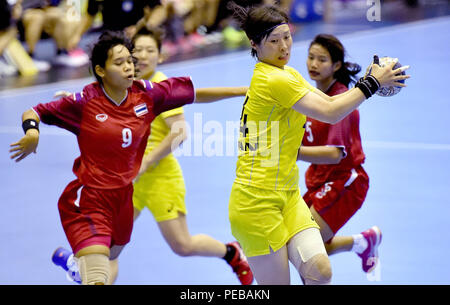 (180814) -- JAKARTA, 14 août 2018 (Xinhua) -- Hara Nozomi (2R) du Japon au cours de la compétition de handball match du groupe B entre le Japon et la Thaïlande aux Jeux asiatiques 2018 à Jakarta, Indonésie, le 14 août, 2018. Le Japon a remporté 41 : 16. (Xinhua/Yue Yuewei) Banque D'Images