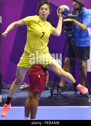 (180814) -- JAKARTA, 14 août 2018 (Xinhua) -- Asuka Fujita pousses durant le handball féminin match du groupe B entre le Japon et la Thaïlande aux Jeux asiatiques 2018 à Jakarta, Indonésie, le 14 août, 2018. Le Japon a remporté 41 : 16. (Xinhua/Yue Yuewei) Banque D'Images