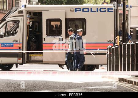 Londres 14 Août 2018 : cordon de police à l'abbaye de Westminster à la suite d'un homme conduisant une voiture et de s'écraser dans les barrières de sécurité à l'extérieur des chambres du Parlement. Plusieurs personnes ont été blessées. Crédit photo : Claire Doherty/Alamy Live News Banque D'Images