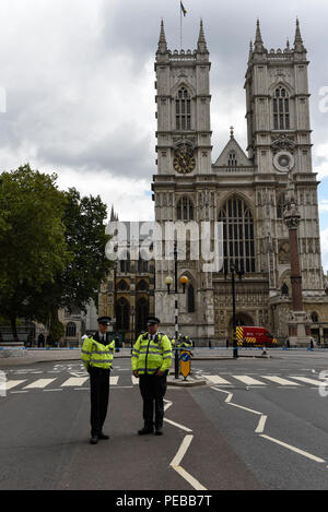 Londres, Royaume-Uni. 14 août 2018. Un cordon de police est observée autour de Westminster après une voiture s'est écrasé devant les Maisons du Parlement. Il a indiqué que deux personnes ont été transportées à l'hôpital avec des blessures mettant la vie en danger. Un homme a été arrêté et une enquête est en cours. Crédit : Stephen Chung / Alamy Live News Banque D'Images