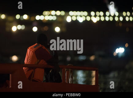 Malaga, Espagne. Août 13, 2018. Un migrant, qui a été sauvé d'un canot en mer Méditerranée vu après son arrivée au Port de Malaga. Les membres de la sécurité maritime espagnol a sauvé un total de 207 migrants à bord de quatre bateaux pneumatiques à partir de la mer d'Alboran et portées à Malaga port, où ils étaient assistés par la Croix Rouge Espagnole. Credit : Jésus Merida/SOPA Images/ZUMA/Alamy Fil Live News Banque D'Images