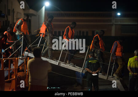 Malaga, Espagne. Août 14, 2018. Les migrants, qui ont été sauvés d'un canot à la mer Méditerranée, descendre après leur arrivée au Port de Malaga. Les membres de la sécurité maritime espagnol a sauvé un total de 207 migrants à bord de quatre bateaux pneumatiques à partir de la mer d'Alboran et portées à Malaga port, où ils étaient assistés par la Croix Rouge Espagnole. Credit : Jésus Merida/SOPA Images/ZUMA/Alamy Fil Live News Banque D'Images