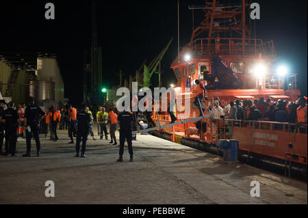 Malaga, Espagne. Août 13, 2018. Les migrants, qui ont été sauvés d'un canot à la mer Méditerranée, descendre après leur arrivée au Port de Malaga. Les membres de la sécurité maritime espagnol a sauvé un total de 207 migrants à bord de quatre bateaux pneumatiques à partir de la mer d'Alboran et portées à Malaga port, où ils étaient assistés par la Croix Rouge Espagnole. Credit : Jésus Merida/SOPA Images/ZUMA/Alamy Fil Live News Banque D'Images