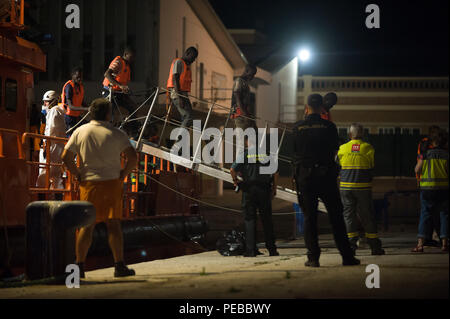 Malaga, Espagne. Août 14, 2018. Les migrants, qui ont été sauvés d'un canot à la mer Méditerranée, descendre après leur arrivée au Port de Malaga. Les membres de la sécurité maritime espagnol a sauvé un total de 207 migrants à bord de quatre bateaux pneumatiques à partir de la mer d'Alboran et portées à Malaga port, où ils étaient assistés par la Croix Rouge Espagnole. Credit : Jésus Merida/SOPA Images/ZUMA/Alamy Fil Live News Banque D'Images