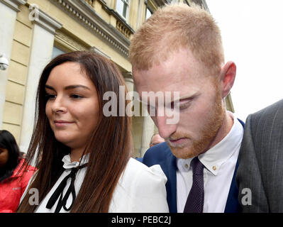 Bristol, Royaume-Uni. 14 août 2018. Ben Stokes procès à Bristol Crown Court. Angleterre Cricketer Ben Stokes avec sa femme Clare Ratcliffe quitter Bristol Crown Court, l'Angleterre cricketer Ben Stokes a été trouvé non coupable de rixe à titre d'essai à Bristol, le tribunal de la couronne. Photo par Andrew Parsons Parsons / Media Crédit : andrew parsons/Alamy Live News Banque D'Images