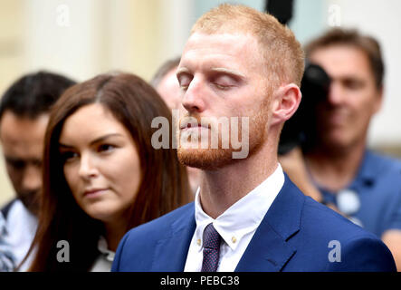 Bristol, Royaume-Uni. 14 août 2018. Ben Stokes procès à Bristol Crown Court. Angleterre Cricketer Ben Stokes avec sa femme Clare Ratcliffe quitter Bristol Crown Court, l'Angleterre cricketer Ben Stokes a été trouvé non coupable de rixe à titre d'essai à Bristol, le tribunal de la couronne. Photo par Andrew Parsons Parsons / Media Crédit : andrew parsons/Alamy Live News Banque D'Images