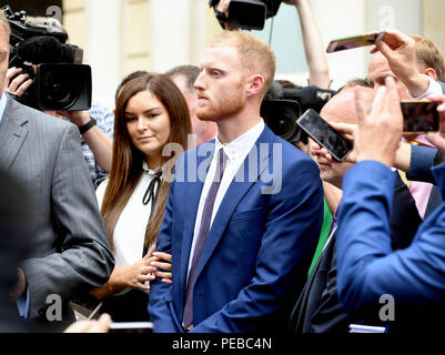 Bristol, Royaume-Uni. 14 août 2018. Ben Stokes procès à Bristol Crown Court. Angleterre Cricketer Ben Stokes avec sa femme Clare Ratcliffe quitter Bristol Crown Court, l'Angleterre cricketer Ben Stokes a été trouvé non coupable de rixe à titre d'essai à Bristol, le tribunal de la couronne. Photo par Andrew Parsons Parsons / Media Crédit : andrew parsons/Alamy Live News Banque D'Images