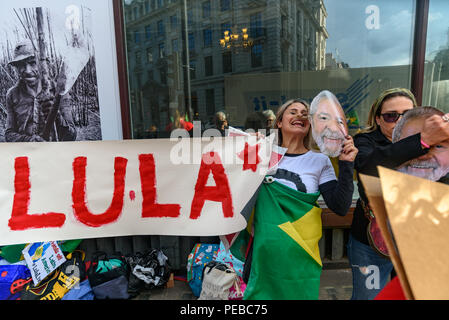 Londres, Royaume-Uni. 13 août 2018. Les brésiliens de protestation devant l'ambassade du Brésil appelant à la libération de Luiz Inacio Lula da Silva, ancien dirigeant syndical qui a été président du Brésil à partir de 2003-11 pour lui permettre de se présenter à l'élection de nouveau en octobre. Crédit : Peter Marshall/Alamy Live News Banque D'Images