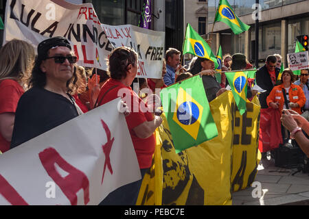 Londres, Royaume-Uni. 13 août 2018. Les brésiliens de protestation devant l'ambassade du Brésil appelant à la libération de Luiz Inacio Lula da Silva, ancien dirigeant syndical qui a été président du Brésil à partir de 2003-11 pour lui permettre de se présenter à l'élection de nouveau en octobre. Crédit : Peter Marshall/Alamy Live News Banque D'Images