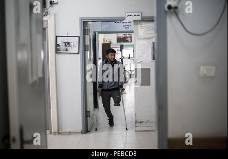 La ville de Gaza, la bande de Gaza, Gaza. Apr 24, 2018. Un palestinien avec des jambes artificielles vu au centre de prothèse et la paralysie à Gaza (ALPC), ville de Gaza.ALPC a été fondée en 1974 et travaille avec l'appui technique de la Croix-Rouge internationale. C'est le seul centre du genre dans la bande de Gaza qui procure des services prothétiques et orthopédiques. Selon le ministère de la Santé à Gaza, 17 Palestiniens ont été amputée après avoir échoué à obtenir des soins médicaux adéquats à l'extérieur de la bande de Gaza. Credit : Mahmoud Issa/SOPA Images/ZUMA/Alamy Fil Live News Banque D'Images