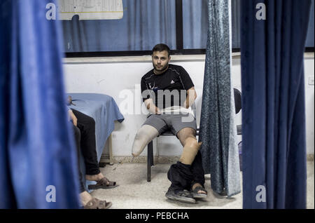 La ville de Gaza, la bande de Gaza, Gaza. Apr 24, 2018. Un palestinien avec des jambes artificielles vu au centre de prothèse et la paralysie à Gaza (ALPC), ville de Gaza.ALPC a été fondée en 1974 et travaille avec l'appui technique de la Croix-Rouge internationale. C'est le seul centre du genre dans la bande de Gaza qui procure des services prothétiques et orthopédiques. Selon le ministère de la Santé à Gaza, 17 Palestiniens ont été amputée après avoir échoué à obtenir des soins médicaux adéquats à l'extérieur de la bande de Gaza. Credit : Mahmoud Issa/SOPA Images/ZUMA/Alamy Fil Live News Banque D'Images