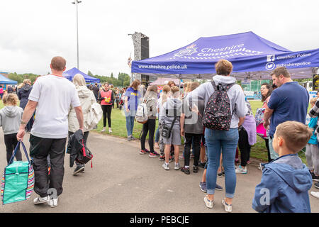 Latchford, Warrington, Royaume-Uni. 14 août 2018. 14 août 2018 - La deuxième journée de l'expérience du parc Victoria. VPX est dans sa onzième année et n'est tenue à Victoria Park, Latchford, Warrington, Cheshire chaque année. Tous les mardis en août les portes ouvertes à une grande variété de divertissements pour enfants qui est tout libre de droits photo Crédit : John Hopkins/Alamy Live News Banque D'Images