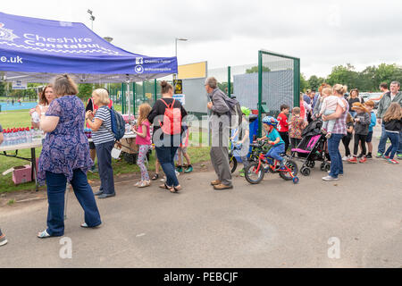 Latchford, Warrington, Royaume-Uni. 14 août 2018. 14 août 2018 - La deuxième journée de l'expérience du parc Victoria. VPX est dans sa onzième année et n'est tenue à Victoria Park, Latchford, Warrington, Cheshire chaque année. Tous les mardis en août les portes ouvertes à une grande variété de divertissements pour enfants qui est tout libre de droits photo Crédit : John Hopkins/Alamy Live News Banque D'Images