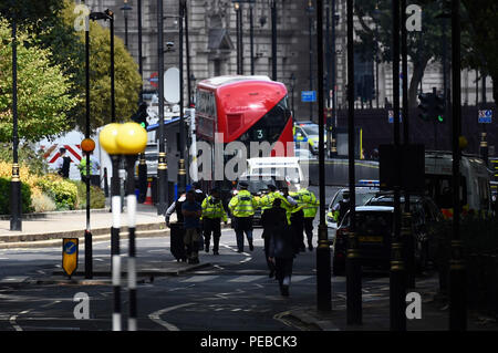 London, Londres, Royaume-Uni. Août 14, 2018. Le travail de la police à l'emplacement d'un accident de voiture près de la Maison du Parlement à Westminster, Londres, Angleterre le 14 août 2018. Un homme a été arrêté pour des infractions de terrorisme après une voiture a percuté l'extérieur barrières Chambres du Parlement de la Grande-Bretagne, a déclaré mardi la police locale. Crédit : Stephen Chung/Xinhua/Alamy Live News Banque D'Images