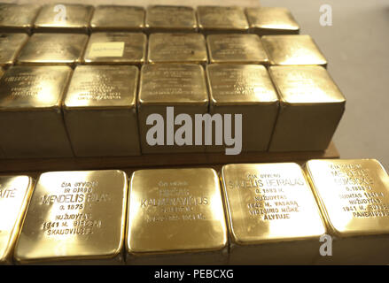 Berlin, Allemagne. 14 août 2018. Terminé Stolpersteine ('Stumbling block' en allemand) sont vus dans l'atelier du sculpteur Michael Friedrichs-Friedlaender, où les plaques sont produites, à Berlin, Allemagne, le 14 août 2018. Le projet Stolperstein, dans lequel plaques sont mis en face de la maison ou les lieux de travail des victimes de l'Holocauste qu'ils commémorent, a été lancé par l'artiste Gunter Demnig en 1995. Crédit : Adam Berry/Alamy Live News Banque D'Images