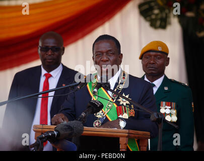 Harare, Zimbabwe. Août 14, 2018. Le Président du Zimbabwe, Emmerson Mnangagwa (C) les Forces de défense jour cérémonie de commémoration à Harare, Zimbabwe, 14 août 2018. Credit : Shaun Jusa/Xinhua/Alamy Live News Banque D'Images