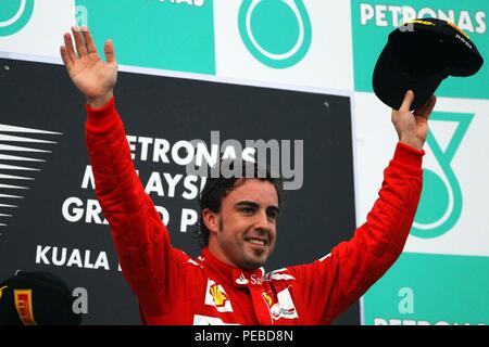 Kuala Lumpur, Malaisie. 25 mars, 2012. Pilote de Formule 1 espagnol Fernando Alonso Ferrari de fête sur le podium après avoir remporté le Grand Prix de Formule 1 de la Malaisie à l'extérieur du circuit Sepang, Kuala Lumpur, Malaisie, 25 mars 2012. Credit : Action Plus Sport/Alamy Live News