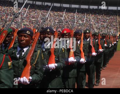 Harare, Zimbabwe. Août 14, 2018. Soldats zimbabwéens mars au cours d'un défilé sur les Forces de défense jour cérémonie de commémoration à Harare, Zimbabwe, 14 août 2018. Credit : Shaun Jusa/Xinhua/Alamy Live News Banque D'Images