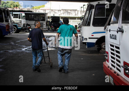 10 août 2018, le Venezuela, Caracas : Mécanique Détruire une tour d'une large zone d'autobus. De nombreux bus sur le réseau de transport public ne peut pas être réparé en raison d'un manque de pièces de rechange dans le Venezuela en crise. Certaines lignes de bus ont été annulées. En raison de l'entretien des milliards de dollars de subventions, l'essence est encore moins cher que l'eau au Venezuela. Toutefois, le carburant est le point d'être vendus à des prix internationaux. Le Venezuela a longtemps souffert d'une grave crise économique et crise d'approvisionnement. Le pays avec la plus grande réserve de pétrole du monde est aux prises avec l'hyperinflation, ce qui signifie que les prix sont Banque D'Images