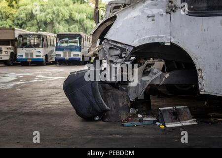 10 août 2018, Venezuela, Caracas : bus cassée se tiennent sur un grand site. De nombreux bus ne peut pas être réparé en raison d'un manque de pièces de rechange dans le Venezuela en crise. Certaines lignes de bus ont été annulées. En raison de l'entretien des milliards de dollars de subventions, l'essence est encore moins cher que l'eau au Venezuela. Toutefois, le carburant est le point d'être vendus à des prix internationaux. Le Venezuela a longtemps souffert d'une grave crise économique et crise d'approvisionnement. Le pays avec la plus grande réserve de pétrole du monde est aux prises avec l'hyperinflation, ce qui signifie que les prix montent en flèche et de l'argent perd rapidement v Banque D'Images