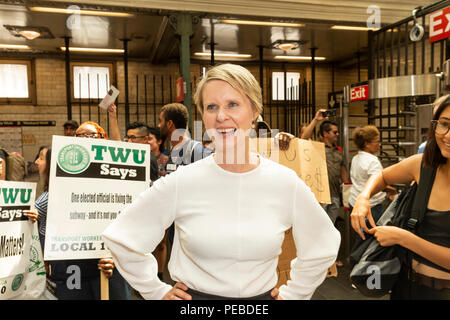 New York, USA - Le 14 août 2018 : Cynthia Nixon des campagnes pour l'investiture démocrate pour l'État de New York Gouverneur le 72ème Métro Station à Manhattan Crédit : lev radin/Alamy Live News Banque D'Images