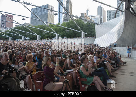 Chicago, Illinois, USA. Août 13, 2018. Broadway dans Chicago est un salon annuel qui présente des comédies musicales de Broadway à venir venir à la ville des vents. Le 13 août 2018, des milliers de personnes se sont rassemblées par le Pritzker Pavillion dans Millennium Park de Chicago pour apprécier les talents de chanteurs et de musiciens interprétant des chansons de la comédie musicale 12 y compris classiques comme ''Hello Dolly'' et ''Cats'' plus montre contemporaine comme «cher Evan Hansen. Credit : Karen I. Hirsch/ZUMA/Alamy Fil Live News Banque D'Images