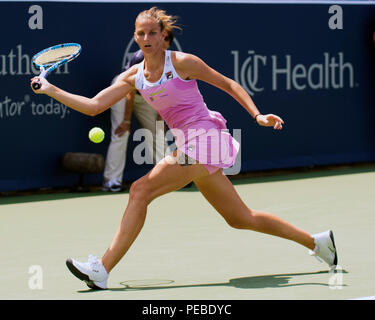 Mason, Ohio, USA. Mason, Ohio, USA. 14 août 2018 : Karolina Pliskova (CZE) frappe la balle à Agnieszka Radwanska (POL) à la région du sud-ouest de l'ouvrir à Mason, Ohio, USA. Brent Clark/Alamy Live News Banque D'Images