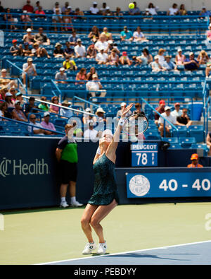 Mason, Ohio, USA. Mason, Ohio, USA. 14 août 2018 : Agnieszka Radwanska (POL) sert la balle à Karolina Pliskova (CZE) à la région du sud-ouest de l'ouvrir à Mason, Ohio, USA. Brent Clark/Alamy Live News Banque D'Images