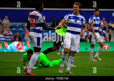 Londres, Royaume-Uni. 14 août 2018. Luke Freeman de Queens Park Rangers (R) célèbre après avoir marqué son premier but de l'équipe. Carabao Cup, 1er tour, Queens Park Rangers v Peterborough Utd à Loftus Road Stadium à Londres le mardi 14 août 2018. Cette image ne peut être utilisé qu'à des fins rédactionnelles. Usage éditorial uniquement, licence requise pour un usage commercial. Aucune utilisation de pari, de jeux ou d'un seul club/ligue/dvd publications. pic par Steffan Bowen/Andrew Orchard la photographie de sport/Alamy live news Banque D'Images