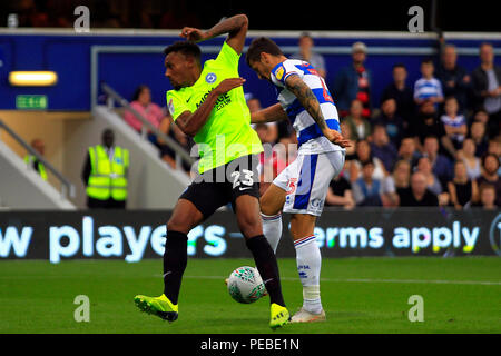 Londres, Royaume-Uni. 14 août 2018. Pawel Wszolek des Queens Park Rangers (R) les pousses et marque son deuxième but de l'équipe. Carabao Cup, 1er tour, Queens Park Rangers v Peterborough Utd à Loftus Road Stadium à Londres le mardi 14 août 2018. Cette image ne peut être utilisé qu'à des fins rédactionnelles. Usage éditorial uniquement, licence requise pour un usage commercial. Aucune utilisation de pari, de jeux ou d'un seul club/ligue/dvd publications. pic par Steffan Bowen/Andrew Orchard la photographie de sport/Alamy live news Banque D'Images