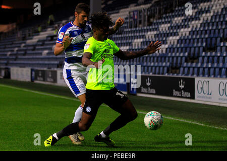 Londres, Royaume-Uni. 14 août 2018. Pawel Wszolek des Queens Park Rangers (L) fautes Callum Cook de Peterborough United (R). Carabao Cup, 1er tour, Queens Park Rangers v Peterborough Utd à Loftus Road Stadium à Londres le mardi 14 août 2018. Cette image ne peut être utilisé qu'à des fins rédactionnelles. Usage éditorial uniquement, licence requise pour un usage commercial. Aucune utilisation de pari, de jeux ou d'un seul club/ligue/dvd publications. pic par Steffan Bowen/Andrew Orchard la photographie de sport/Alamy live news Banque D'Images