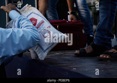 Athènes, Grèce. Août 14, 2018. Des sacs de riz sont vus à l'événement.Célébration de la communauté pakistanaise de la Grèce, pour l'anniversaire de la Journée de l'indépendance du Pakistan à la place Kotzia à Athènes. Credit : Giorgos Zachos SOPA/Images/ZUMA/Alamy Fil Live News Banque D'Images