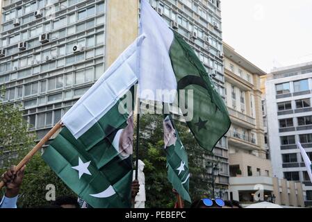 Athènes, Grèce. Août 14, 2018. Drapeaux du Pakistan vu à l'événement.Célébration de la communauté pakistanaise de la Grèce, pour l'anniversaire de la Journée de l'indépendance du Pakistan à la place Kotzia à Athènes. Credit : Giorgos Zachos SOPA/Images/ZUMA/Alamy Fil Live News Banque D'Images