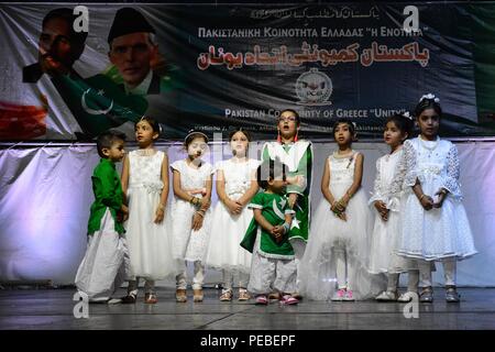 Athènes, Grèce. Août 14, 2018. Les enfants sont vus d'effectuer au cours de l'événement.Célébration de la communauté pakistanaise de la Grèce, pour l'anniversaire de la Journée de l'indépendance du Pakistan à la place Kotzia à Athènes. Credit : Giorgos Zachos SOPA/Images/ZUMA/Alamy Fil Live News Banque D'Images