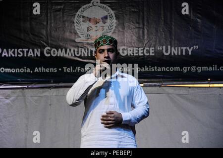 Athènes, Grèce. Août 14, 2018. Un homme ne s'effectuer pendant l'événement.Célébration de la communauté pakistanaise de la Grèce, pour l'anniversaire de la Journée de l'indépendance du Pakistan à la place Kotzia à Athènes. Credit : Giorgos Zachos SOPA/Images/ZUMA/Alamy Fil Live News Banque D'Images