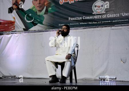 Athènes, Grèce. Août 14, 2018. Un homme ne s'effectuer pendant l'événement.Célébration de la communauté pakistanaise de la Grèce, pour l'anniversaire de la Journée de l'indépendance du Pakistan à la place Kotzia à Athènes. Credit : Giorgos Zachos SOPA/Images/ZUMA/Alamy Fil Live News Banque D'Images