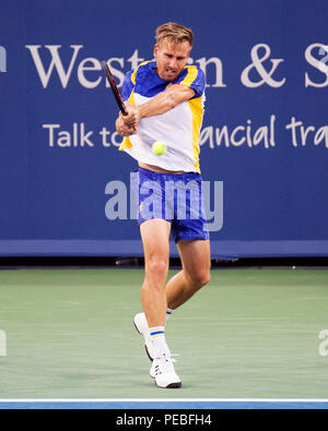 Mason, Ohio, USA. 14 août 2018 : Peter Gojowczyc (GER) renvoie la balle à Roger Federer (SUI) à la région du sud-ouest de l'ouvrir à Mason, Ohio, USA. Brent Clark/Alamy Live News Banque D'Images