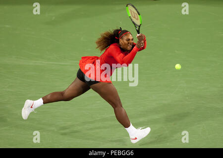 Cincinnati, OH, USA. Août 14, 2018. Open de tennis de l'Ouest et du Sud, Cincinnati, OH - le 14 août 2018 - Serena Williams en action contre Petra Kvitova dans le tournoi de tennis de l'Ouest et du Sud qui s'est tenue à Cincinnati. - Photo par Wally Nell/ZUMA Press Crédit : Wally Nell/ZUMA/Alamy Fil Live News Banque D'Images