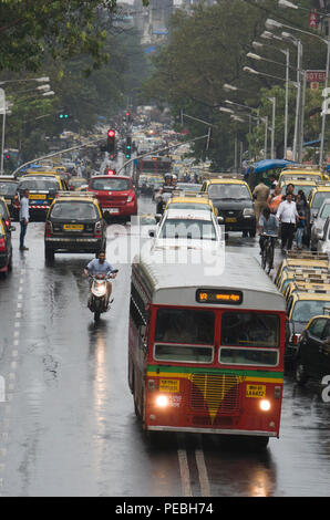 Le trafic sur le pont après la pluie de mousson Frere à Mumbai, Inde Banque D'Images