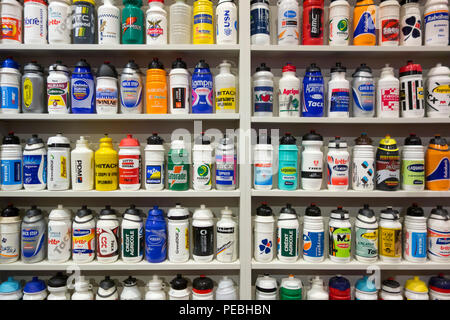 Bidons / bouteilles d'eau dans l'Centrum Ronde van Vlaanderen / Tour des Flandres Centre, musée dédié au cycle route course, Oudenaarde, Belgique Banque D'Images