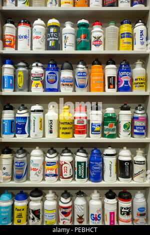 Bidons / bouteilles d'eau dans l'Centrum Ronde van Vlaanderen / Tour des Flandres Centre, musée dédié au cycle route course, Oudenaarde, Belgique Banque D'Images