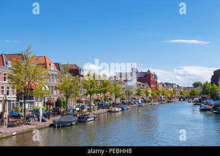 L'Oude Rijn (Vieux Rhin) dans la rivière, Leiden Zuid-Holland (Hollande méridionale), Pays-Bas Banque D'Images