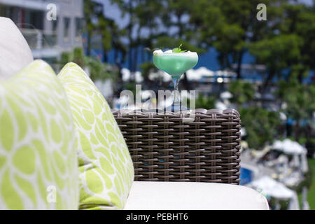 Cocktail vert dans un beau verre avec la crème glacée et de feuilles de menthe verte Banque D'Images